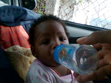 Ma Fille Oph�lie Avec son Biberon kissss